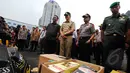 Aparat kepolisian mengungkap hasil operasi pemberantasan premanisme di Mapolda Metro Jaya, Jakarta, Selasa (3/2/2015). Gubernur DKI Jakarta, Basuki T Purnama saat menghadiri rilis hasil operasi Pemberantasan Premanisme. (Liputan6.com/JohanTallo)