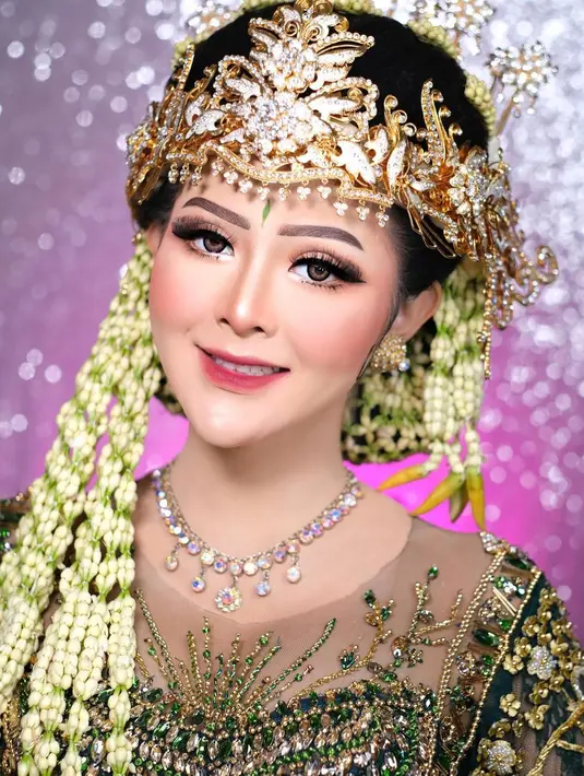 Pipinya dipoles blush on warna soft peach, sementara bibirnya diaplikasikan lipstik bergaya ombre lips. [Instagram/khadijahazzahra_makeup]