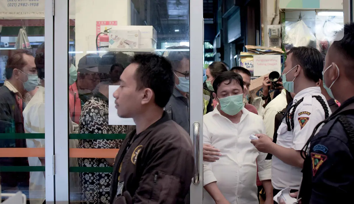 Warga mengantre untuk membeli masker di Jak Mart milik PD Pasar Jaya di  Pasar Pramuka, Jakarta Timur, Jumat (6/3/2020). Masker dijual seharga Rp 125.000 perbox dengan syarat satu orang wajib menunjukan KTP dan dibatasi hanya mendapatkan satu box. (Liputan6.com/Faizal Fanani)