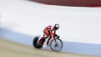 Pesepeda Indonesia, Angga Dwi Wahyu, memacu kecepatan pada nomor scratch race junior putra saat Asian Track Championship 2019 di Jakarta International Veledrome, Jakarta, Kamis (10/1). Angga berhasil meraih emas. (Bola.com/Yoppy Renato)