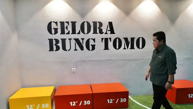 Menteri BUMN dan Ketua Panitia Penyelenggara FIFA U-20 World Cup 2023 (LOC) Erick Thohir mengunjungi Gelora Bung Tomo (GBT) Surabaya, Senin (13/3/2023). (Dian/Liputan6.com)