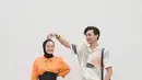 <p>Tema orange adalah pilihan yang berani dalam menentukan outfit yang tepat dan sesuai dengan pasanganmu.&nbsp;(instagram/dindahw)</p>