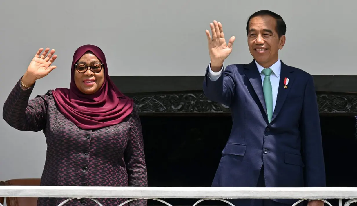 Presiden Republik Indonesia Joko Widodo atau Jokowi (kanan) dan Presiden Tanzania Samia Suluhu Hassan (kiri) melambaikan tangan saat berkunjung di Istana Bogor, Bogor, Jawa Barat, Indonesia, Kamis (25/1/2024). Jokowi menyambut langsung kunjungan kenegaraan Samia. (Adek BERRY/AFP)