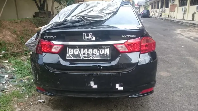 Di bagian belakang mobil terdapat enam lubang bekas peluru yang ditembaki Brigadir K (Liputan6.com/Nefri Inge)