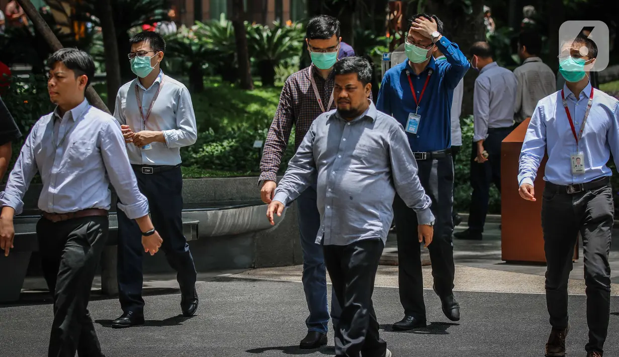 Sejumlah karyawan menggunakan masker saat beraktifitas di luar kantor di Jakarta, Senin (2/3/2020). Usai diumukan Presiden Jokowi bahwa ada 2 WNI yang terkena virus corona, banyak para pekerja menggunakan masker saat beraktifitas. (Liputan6.com/Faizal Fanani)