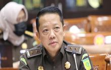 Kejagung Terus Kejar Tersangka Korupsi Timah dan Impor Gula