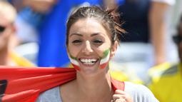 Seorang suporter cantik asal Italy antusias memberikan dukungan kepada timnya saat melawan Swedia pada laga grup E Euro Cup 2016 di Stadion Municipal, Toulouse, Jumat (17/6/2016) WIB. (AFP/Vincenzo Pinto)