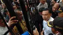 Salah satu panitia acara yang juga aktivis '98, mengatakan bahwa para aktivis yang sudah berdatangan sejak pagi tiba-tiba dilarang masuk, Jakarta, Selasa (24/06/2014) (Liputan6.com/Faisal R Syam)