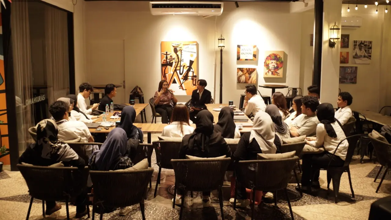 Acara ALSA Legal Career yang diselenggarakan oleh ALSA Universitas Airlangga, menghadirkan Lia Alizia, seorang Partner di Makarim & Taira S sebagai narasumber utama.