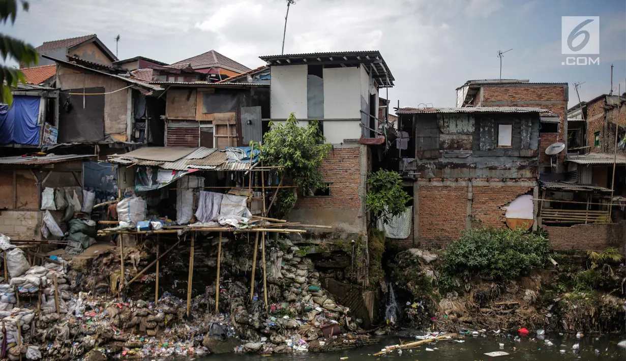 Suasana di bantaran Sungai Ciliwung, Jakarta, Senin (22/7/2019). BBWSCC memperkirakan proyek normalisasi Sungai Ciliwung akan berjalan pada tahun 2020 dikarenakan proses pembebasan lahan belum selesai serta penyesuaian konsep normalisasi dengan Pemprov DKI Jakarta. (Liputan6.com/Faizal Fanani)