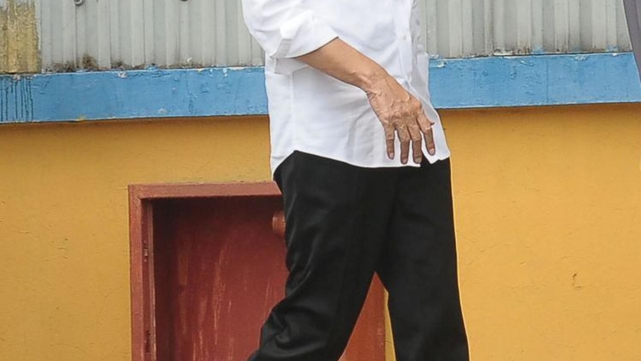 Jokowi menambahkan, akan ada pemasukan beras impor sebanyak 400.000 ton. Dengan begitu, stok beras pemerintah saat ini bakal mencapai 2 juta ton.<br>