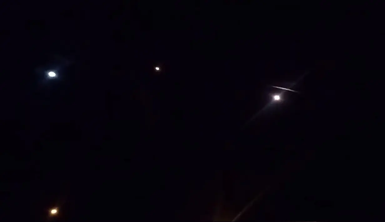 Gambar foto dari rekaman video televisi Iran memperlihatkan roket yang diluncurkan dari Iran ke arah pangkalan militer AS di Ein-al Asad di Irak, (8/1/2020).  Iran menembakkan "lebih dari selusin" rudal balistik ke arah markas militer Amerika di Irak. (HO / IRIB / AFP)