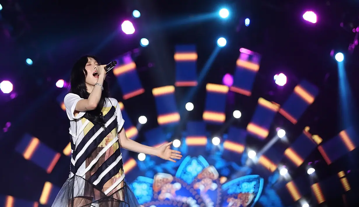 Personel SNSD itu tampil dengan mengenakan kostum putih bergaris hitam. Taeyeon tampil prima membawakan lagu Fine. Para penggemar yang didominasi remaja putri itu makin antusias menyaksikan idolanya di depan mata. (Bambang E. Ros/Bintang.com)