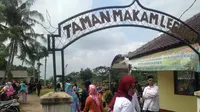 Korban kecelakaan Tanjakan Emen, Subang, Jawa Barat dimakamkan di Taman Makam Legoso (Liputan6.com/Novi Nadya)