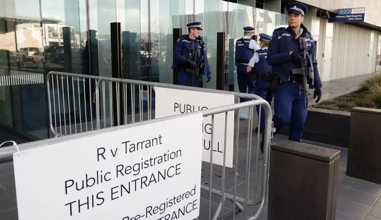 Polisi bersenjata malakukan patroli di pintu masuk pengadilan saat hari terakhir sidang terhadap Brenton Tarrant di Christchurch, Selandia Baru, Kamis (27/8/2020). Pelaku penembakan brutal di masjid-masjid di Christchurch itu dihukum seumur hidup tanpa pembebasan bersyarat. (AP Photo/Mark Baker)