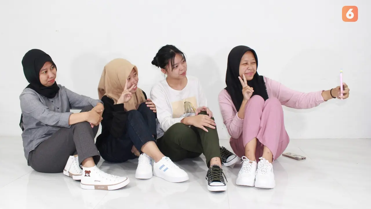 Ilustrasi remaja mengenakan sepatu sneakers.