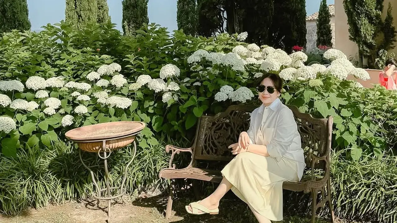 Model Sandal Jepit Nagita Slavina saat Liburan di Italia/Gambar via Instagram @raffinagita1717