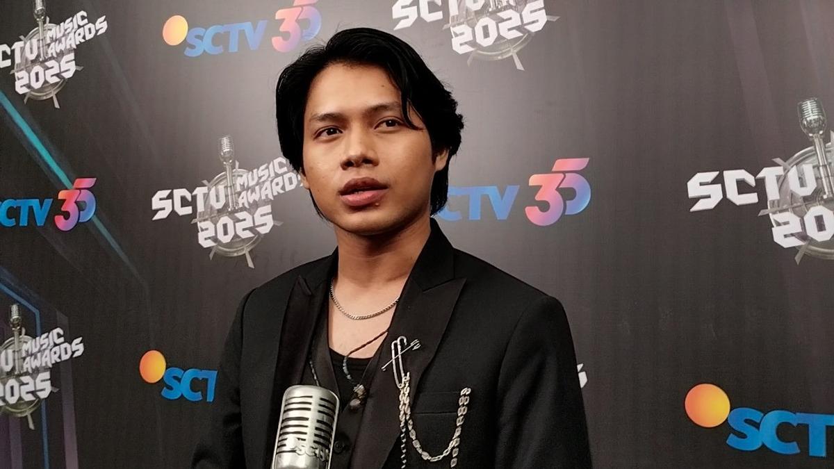 Rony Parulian Tampil Memukau di SCTV Music Awards 2025, Bawakan Lagu Legendaris Titiek Puspa