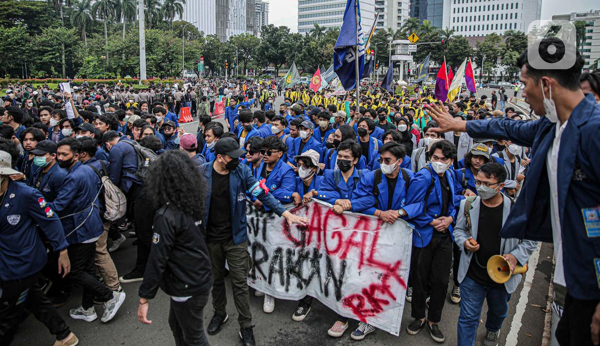 <p>Sejumlah mahasiswa yang tergabung dalam Aliansi Mahasiswa Indonsia (AMI) menggelar aksi demonstrasi di Patung Kuda, Jakarta Kamis (21/4/2022). Mereka juga menolak menuntut tolak wacana perpanjangan masa jabatan presiden. (Liputan6.com/Faizal Fanani)</p>