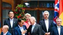 Presiden Joko Widodo atau Jokowi (depan kedua kiri) berbincang dengan Presiden AS Joe Biden saat foto bersama para pemimpin G7 di lokasi KTT G7, Schloss Elmau, Jerman, Senin (27/6/2022). Pada pertemuan G7 kali ini Jokowi dijadwalkan melakukan pertemuan bilateral dengan sejumlah pemimpin negara yang hadir. (Foto: Biro Pers Sekretariat Presiden)