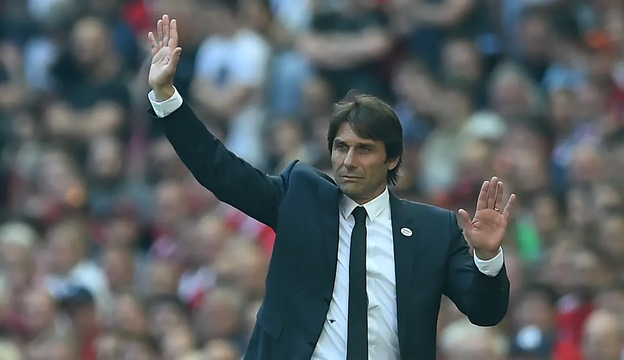3. Antonio Conte - Usai didepak Chelsea, nasib Antonio Conte masih menganggur. Namun pengalamannya tak perlu diragukan lagi yang telah membawa Juventus dan Chelsea menyicipi gelar liga domestik.(AFP/Glyn Kirk)