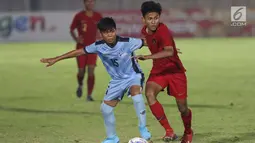 Gelandang Timnas Indonesia U-16, Aditya Daffa Al Haqi berebut bola dengan pemain Kepulauan Mariana Utara U-16, Jerald Aquino pada laga kualifikasi Piala AFC U-16 2020 Grup G di Stadion Madya Gelora Bung Karno, Jakarta, Rabu (18/9/2019). Indonesia U-16 unggul 15-1. (Liputan6.com/Helmi Fithriansyah)