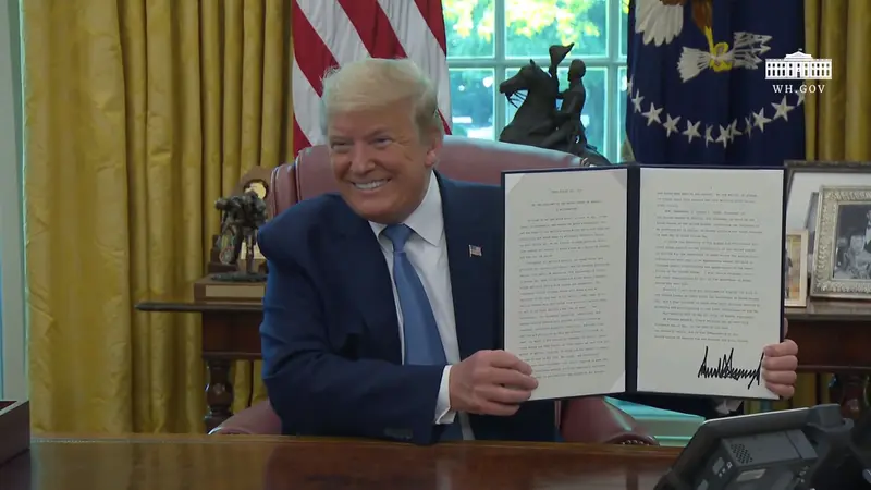 Presiden AS Donald Trump saat mengumumkan Bendera Space Force.