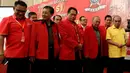 Ketua DPP Partai Golkar Bidang Organisasi Keanggotaan dan Daerah Freddy Latumahina (kanan) bersama Ketua Dewan Pembina SOKSI Oetojo Oesman, Plt Ketua Umum SOKSI Ali Wongso Sinaga saat Munas SOKSI ke-X di Jakarta (11/10). (Liputan6.com/JohanTallo)