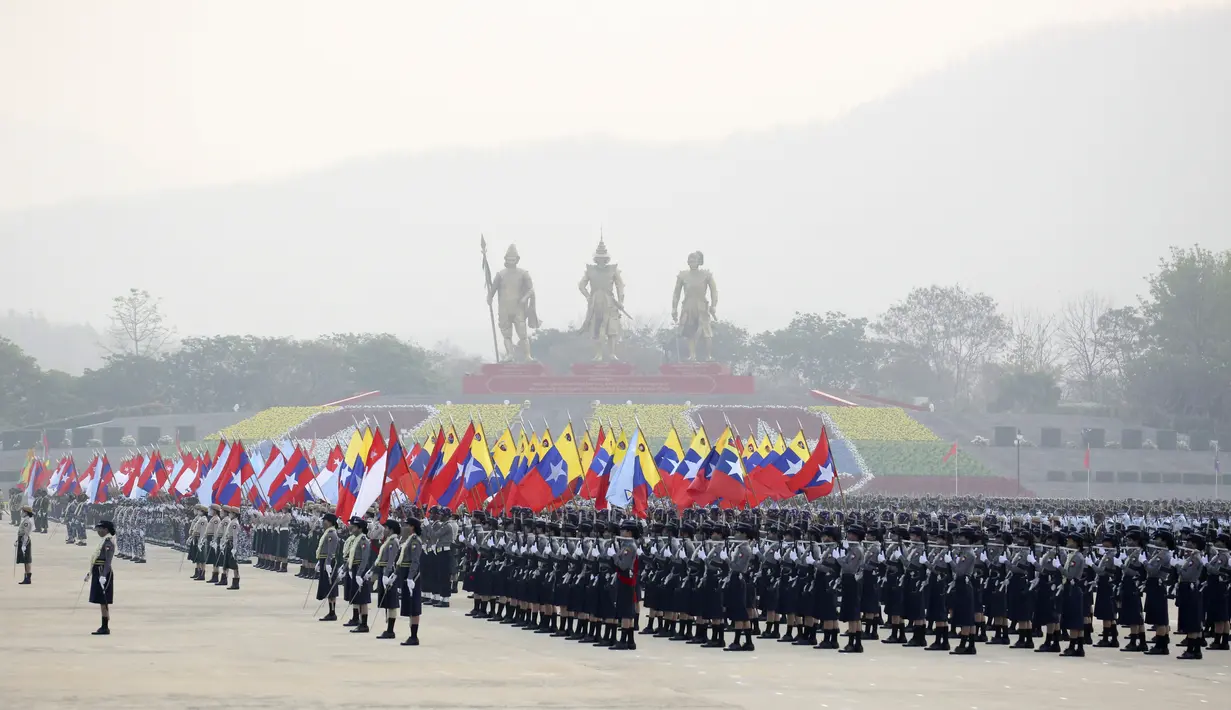 Personel militer berpartisipasi dalam parade pada Hari Angkatan Bersenjata di Naypyitaw, Myanmar (27/3/2021). Myanmar saat ini sedang dalam kekacauan sejak  para jenderal militer menggulingkan dan menahan pemimpin sipil Aung San Suu Kyi pada Februari. (AP Photo)