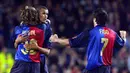 Figo begitu dipuja fan Barcelona berkat penampilan, ia sesekali mengenakan ban kapten di lengan menggantikan Josep Guardiola dan Miguel Nadal. (AFP/Philippe Desmazes)