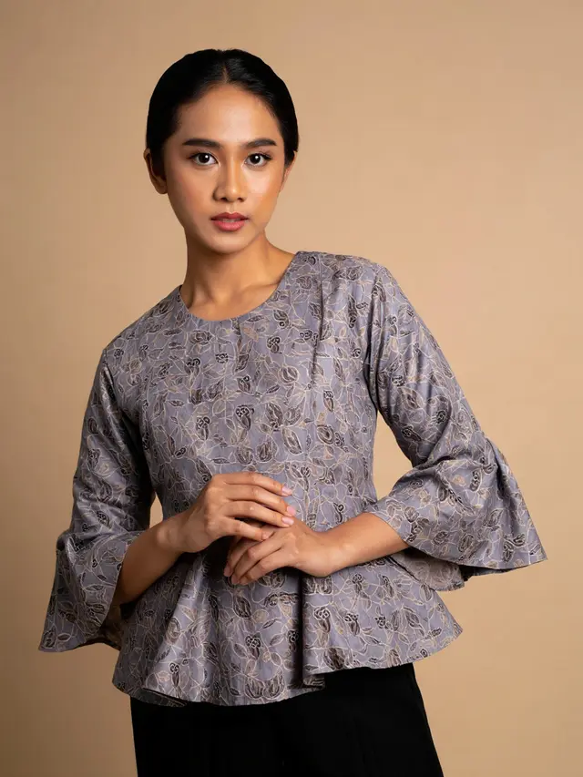 Inspirasi Blouse Batik Warna Abu Wanita