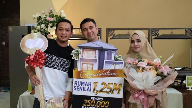 Raffi Ahmad bersama owner MS Glow Shandy Purnamasari dan Gilang Widya Pramana memberikan hadiah rumah (ist)