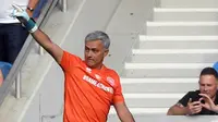 Pelatih MU, Jose Mourinho memberikan intruksi kepada rekan-rekanya saat menjadi kiper dalam sebuah pertandingan amal sepak bola untuk mengumpulkan dana bagi korban di Grenfell Tower di stadion Loftus Road QPR di London, (2/8). (Victoria Jones/PA via AP)