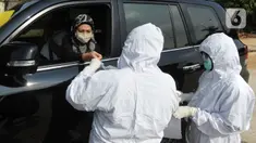 Paramedis Siloam Hospitals mengambil sampel darah saat Rapid Test mandiri COVID -19 secara drive thru di Akses Senayan Park Jalan Gerbang Pemuda, Jakarta, Kamis (23/4/2020). Rapid Tes Covid -19 dibanderol seharga Rp 489.000, periode 17-30 April 2020 pukul 08.00-10.00 WIB. (merdeka.com/Arie Basuki)