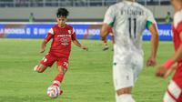 Gelandang Persis Solo, Zanadin Fariz, saat menendang bola dalam pertandingan melawan PSS Sleman pada pekan ke-10 BRI Liga 1 2024/2025 di Stadion Manahan, Solo, Minggu (3/11/2024). (Bola.com/Radifa Arsa)
