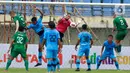 Kiper Persela Lamongan, Dwi Kuswanto, berusaha menangkap bola saat melawan PSS Sleman pada laga Piala Menpora 2021 di Stadion Si Jalak Harupat, Bandung, Minggu (28/3/2021). (Bola.com/M Iqbal Ichsan)