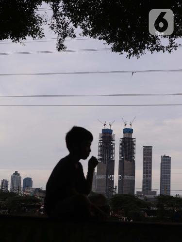 Seorang melihat gedung bertingkat di Jakarta. Kinerja Neraca Pembayaran Indonesia (NPI) pada kuartal I 2022 defisit USD 1,8 miliar.  (Liputan6.com/Angga Yuniar)