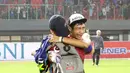 Tangisan seorang Bobotoh setelah mendapat jersey Kim Kurniawan pada laga Liga 1 2017 antara Bhayangkara FC melawan Persib Bandung di Stadion Patriot, Bekasi, Minggu (4/6/2017). (Bola.com/Nicklas Hanoatubun)