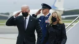 Presiden Joe Biden membalas hormat saat bersama ibu negara Jill Biden tiba Pangkalan Udara Dove Air, Delaware, Minggu (29/8/2021). Joe Biden menghadiri penghormatan untuk 13 tentara AS yang tewas dalam ledakan bom bunuh diri di dekat bandara Kabul, Afghanistan. (AP/Manuel Balce Ceneta)