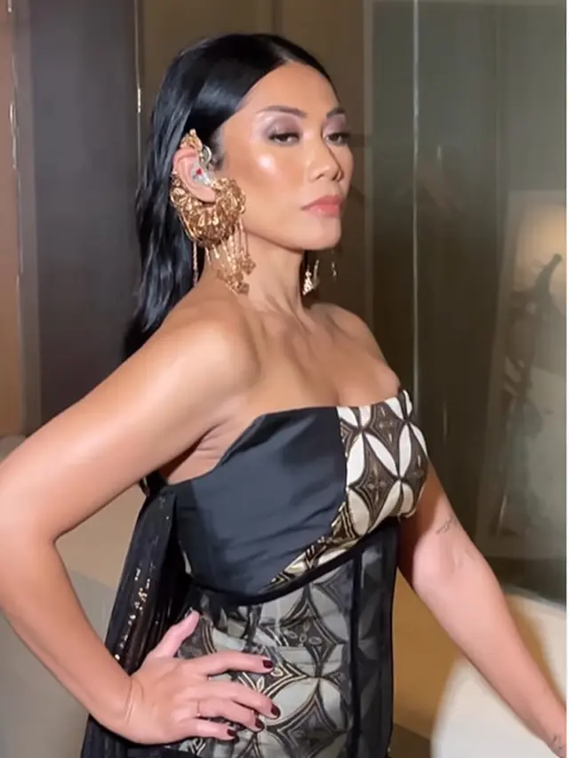 Pesona Eksotis Anggun C. Sasmi di Solo yang Membius Mengenakan Dress Batik Kawung