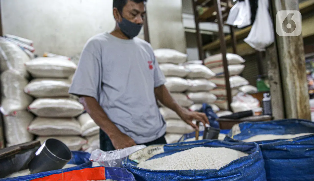 Pedagang beras menunggu pembeli di Pasar Tebet Timur, Jakarta, Jumat (11/6/2021). Sebelumnya, pemerintah berencana menjadikan bahan pokok sebagai objek pajak. (Liputan6.com/Faizal Fanani)