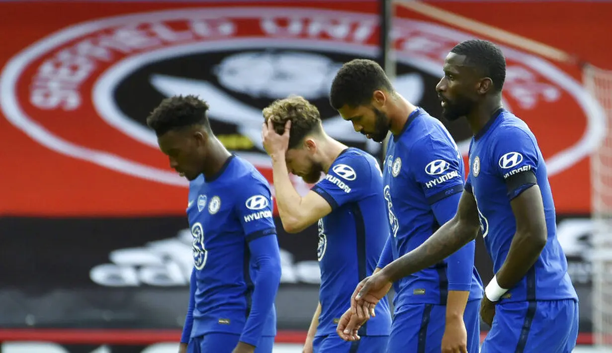 Para pemain Chelsea tampak lesu usai ditaklukkan Sheffield United pada laga Premier League di Stadion Bramall Lane, Sabtu (11/7/2020). Chelsea kalah tiga gol tanpa balas. (AP photo/Rui Vieira, Pool)