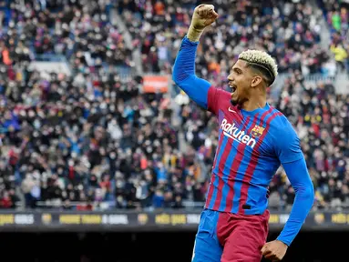 Ronald Araujo merupakan benteng kukuh Barcelona era Xavi Hernandez. Musim ini, Araujo sudah membuat 34 penampilan di semua kompetisi  dengan menyumbang empat gol dari penampilannya tersebut. (AFP/Josep Lago)