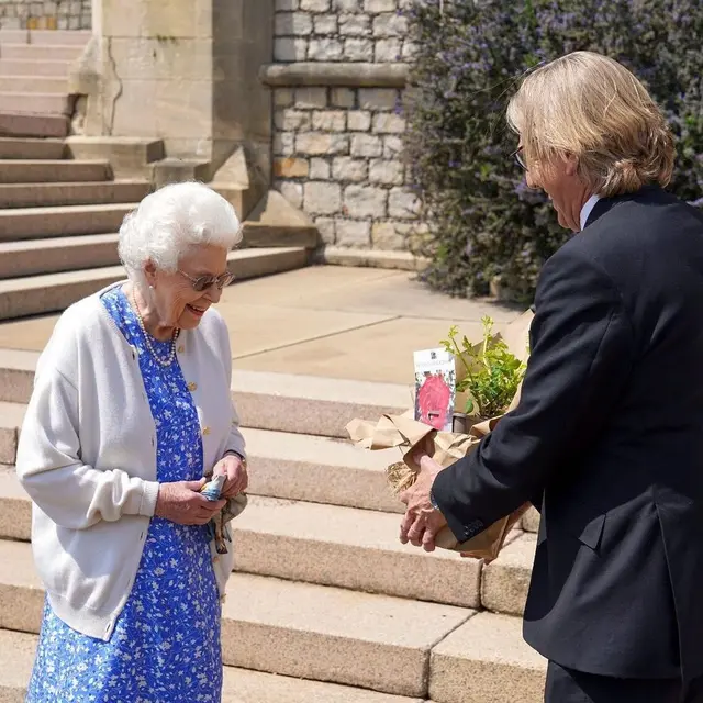 Ratu Elizabeth II menerima mawar Duke of Edinburgh. (Instagram/ dukeandduchessofcambridge)