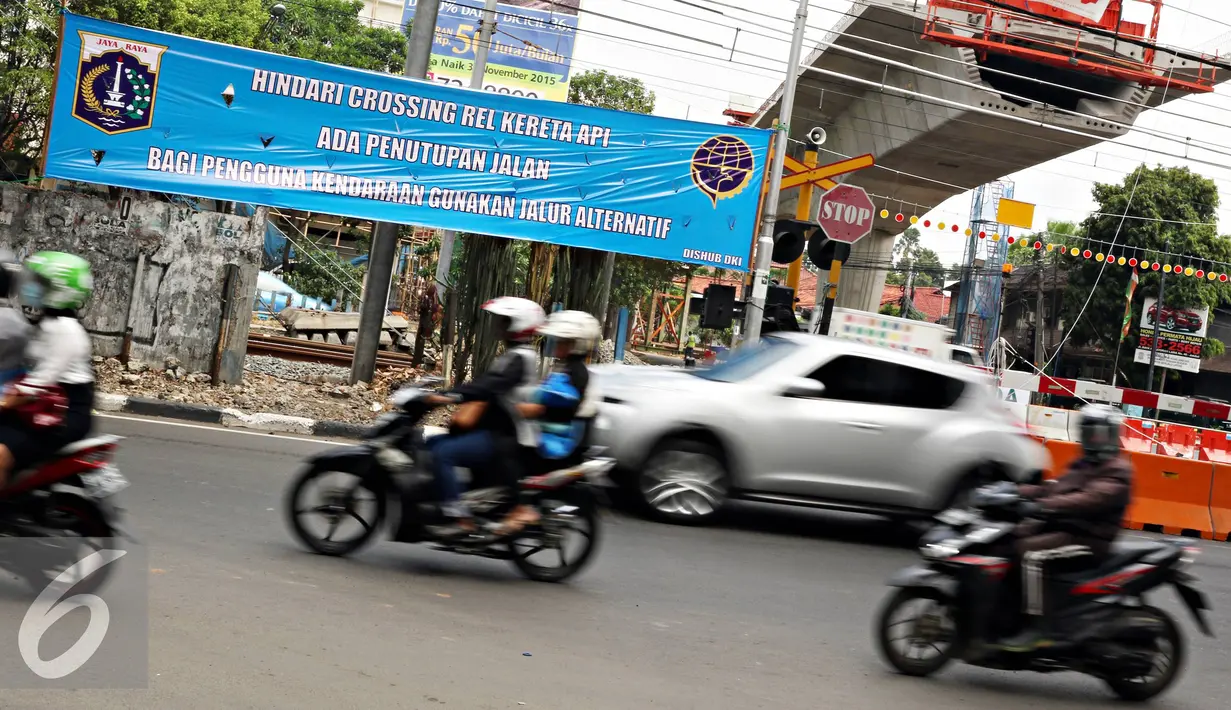 Sejumlah kendaraan melintas dikawasan Permata Hijau-Patal Senayan yang ditutup, Jakarta, Selasa (3/11). Penutupan dilakukan karena adanya pekerjaan jalur atas fly over yang nantinya juga akan dilakukan secara permanen. (Liputan6.com/Immanuel Antonius)