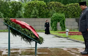 Presiden Prabowo Subianto melakukan upacara penghormatan dan peletakan karangan bunga di Piskaryovskoye Memorial Cemetery, St. Petersburg, Rusia, Kamis (19/6/2025). (Sumber Foto: Muchlis Jr-Biro Pers Sekretariat Presiden).