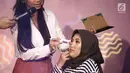 Beauty vlogger, Abel Cantika memperagakan make up kepada model saat beauty session pada acara Vidio Fair 2.0 di Gandaria City, Jakarta, Sabtu (3/11). Acara yang digelar gratis ini mengambil tema One Stop Event You Can Get. (Liputan6.com/Herman Zakharia)