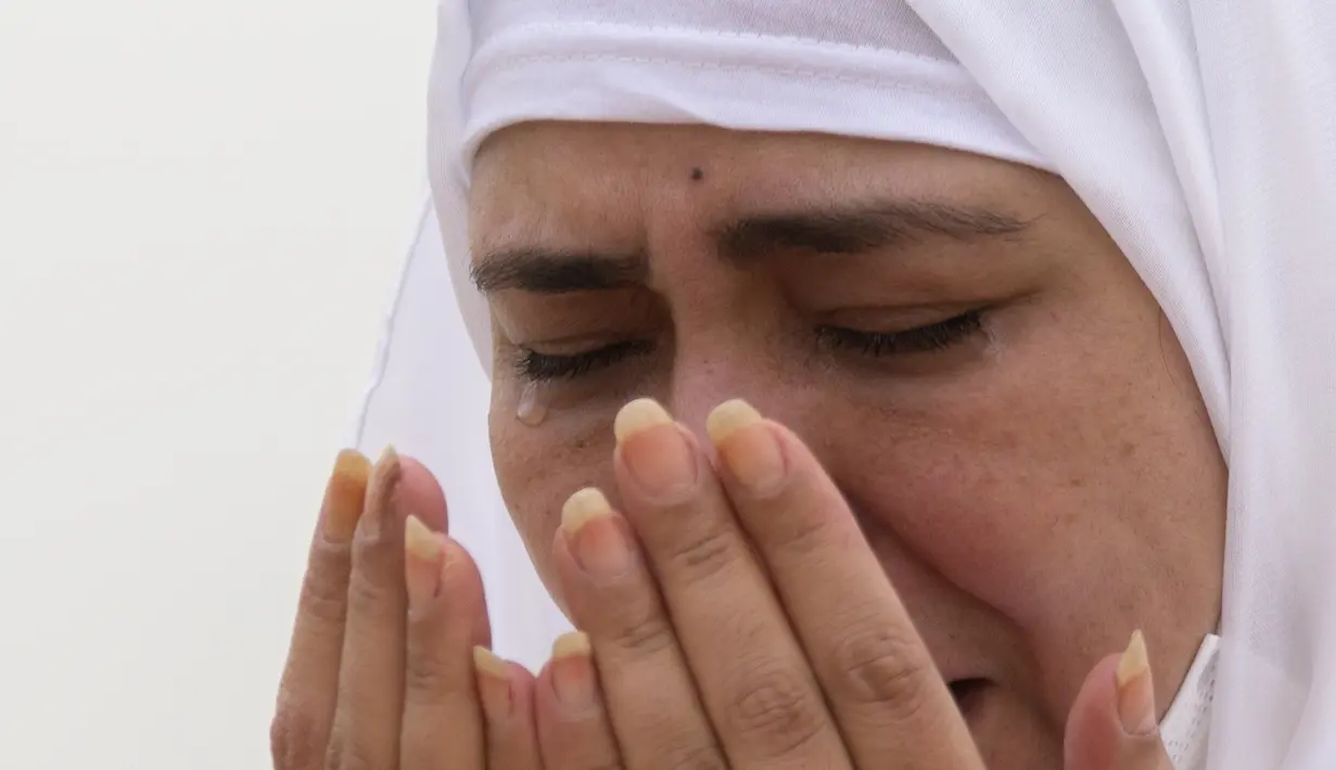 Seorang jemaah berdoa di depan bukit batu saat akan menunaikan puncak ibadah haji, wukuf di Arafah selama ibadah haji di luar kota suci Mekah, Arab Saudi (19/7/2021). Sebelum menjalani ibadah puncak, para jemaah haji menghabiskan waktu dengan berdoa hingga matahari terbit. (AP Photo/Amr Nabil)