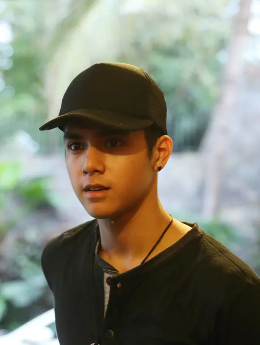 Meski Al Ghazali masih malu-malu di hadapan Maia Estianty mengenai kabar kedekatannya dengan wanita Perancis – Indonesia tersebut, namun Al tetap mengingat pesan-pesan yang selalu diingatkan sang bunda kepadanya. (Nurwahyunan/Bintang.com)