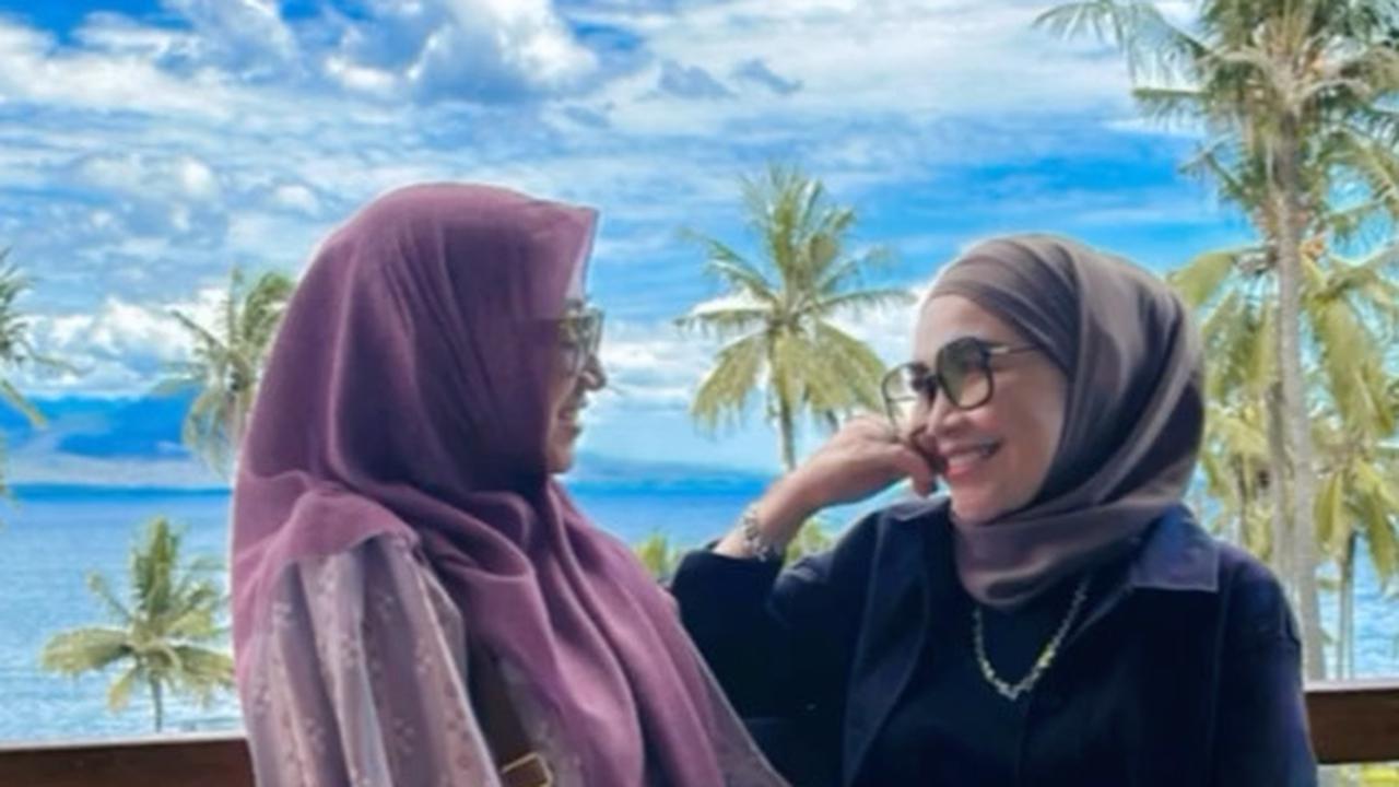6 Potret Kebersamaan Umi Kalsum Ibunda Ayu Ting Ting dan Calon Besan, Liburan Bareng